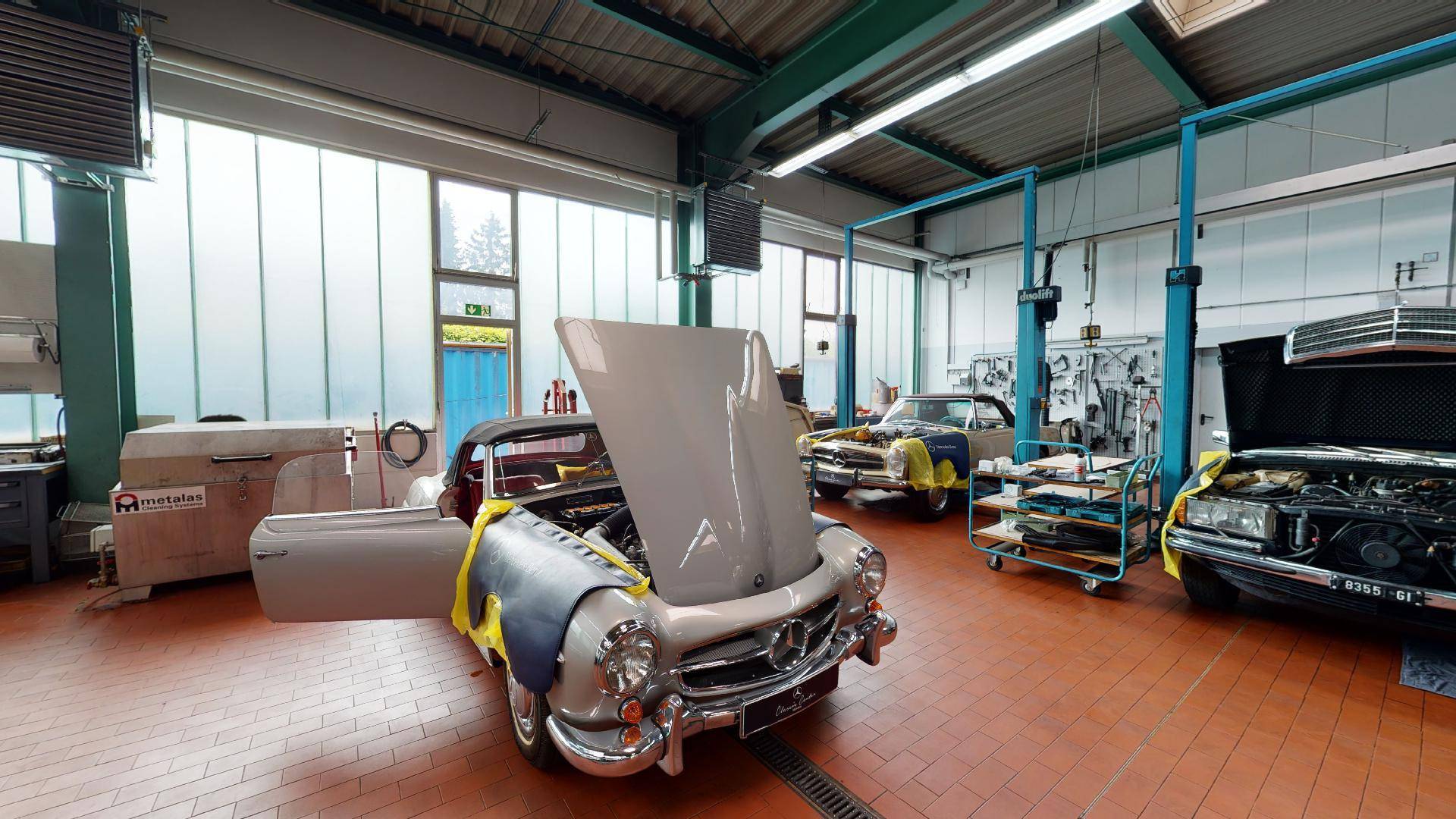 The Oldtimer Garage of Mercedes-Benz: a Virtual Tour Experience